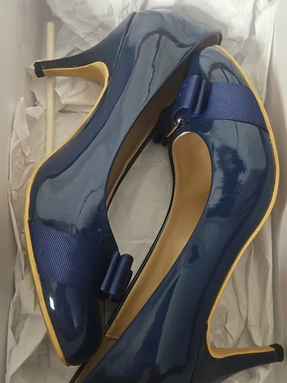 Salvatore Ferragamo Navy Patent Vara Bow Pumps Size 40 w/ Box